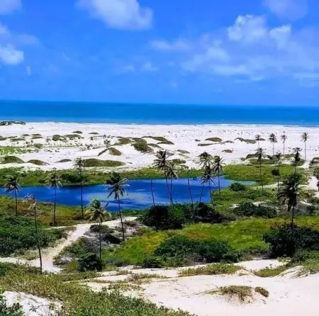 Lago, dunas e praia nos fundos