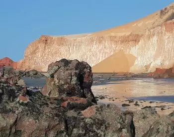 Praia com pedras e belas falésias em Canoa Quebrada