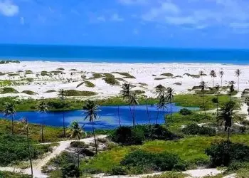 Lago, dunas e praia nos fundos