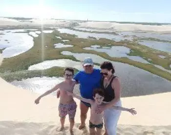 Família tirando foto nas dunas
