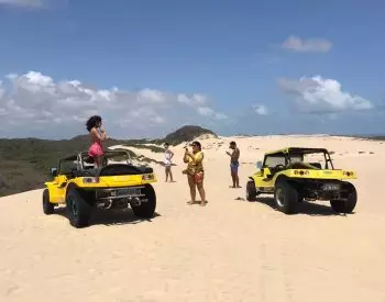 Pessoas fazendo passeio de buggy nas dunas do Cumbuco
