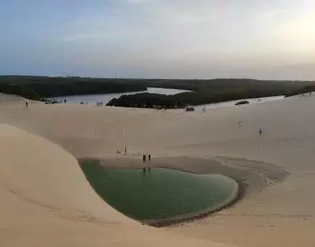 Pequena lagoa entre as dunas e rio de fundo