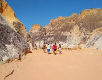 Cinco pessoas passeando pelas Falésias