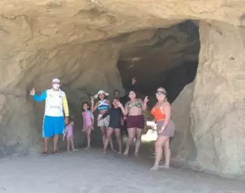 Pessoas visitando a gruta da Mãe D'Água