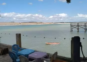 Rio Mundaú com dunas de fundo no município de Trairi